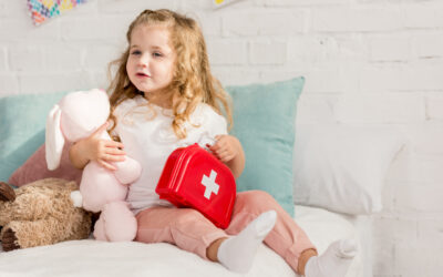 Dziecko włożyło coś do nosa, ucha lub połknęło drobiazg: jak rozpoznać problem i nie zaszkodzić